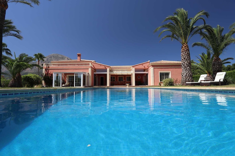 Mozamb in J vea With 4 Bedrooms and 3 Bathrooms in Javea, Spain