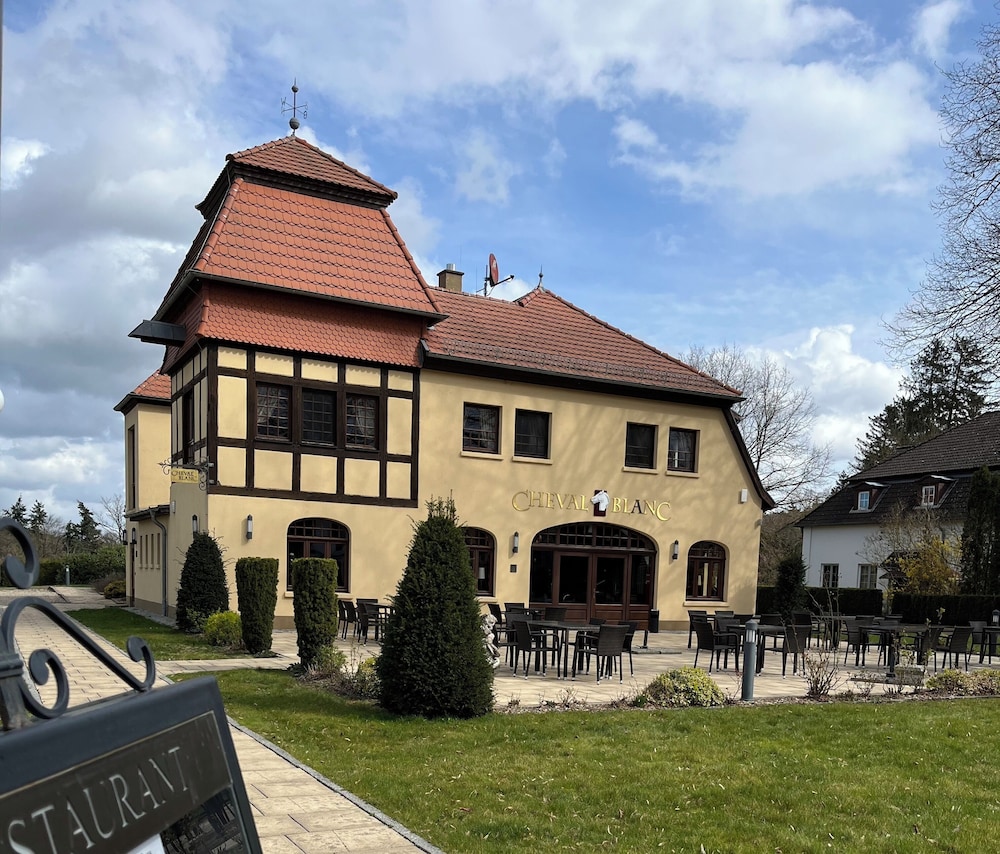Bernsteinschloss Wendorf - carbon neutral hotel in Schwerin