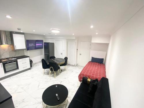 The Royal Boutique Regent Lodge By London Sleep 8 — 4-Star Luxury Hotel in London, United Kingdom