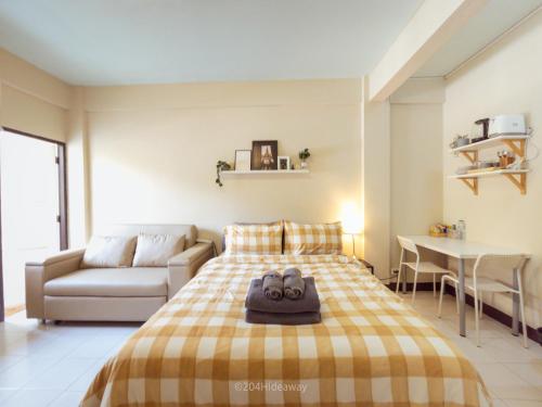 204hideaway Local Room with Street Food only 15 min walk to Skytrain — 4-Star Luxury Hotel in Bangkok, Thailand