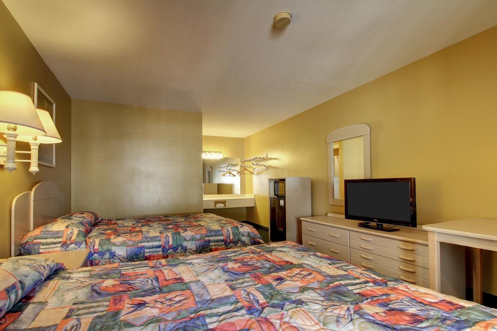 Key West Inn Childersburg - photo 18