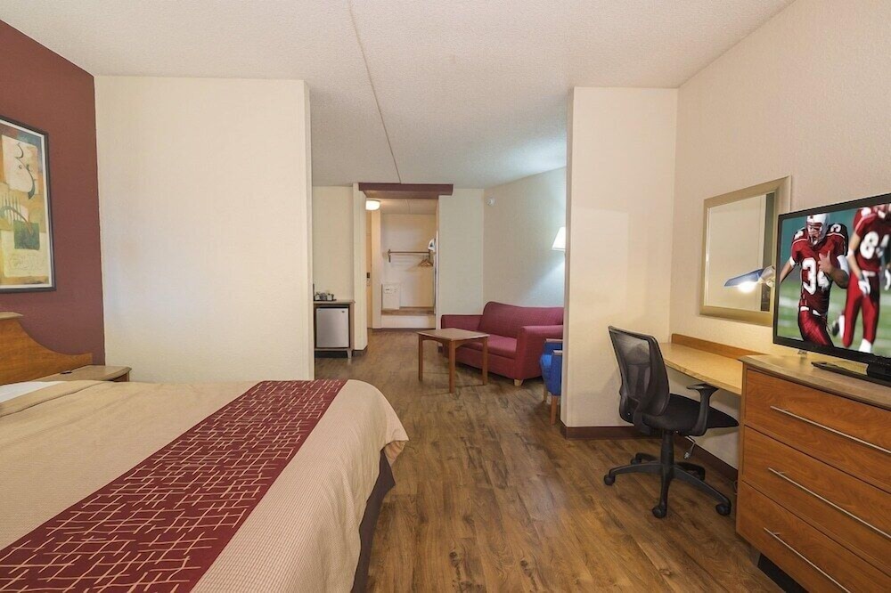 Red Roof Inn and Suites Cleveland Elyria - photo 21