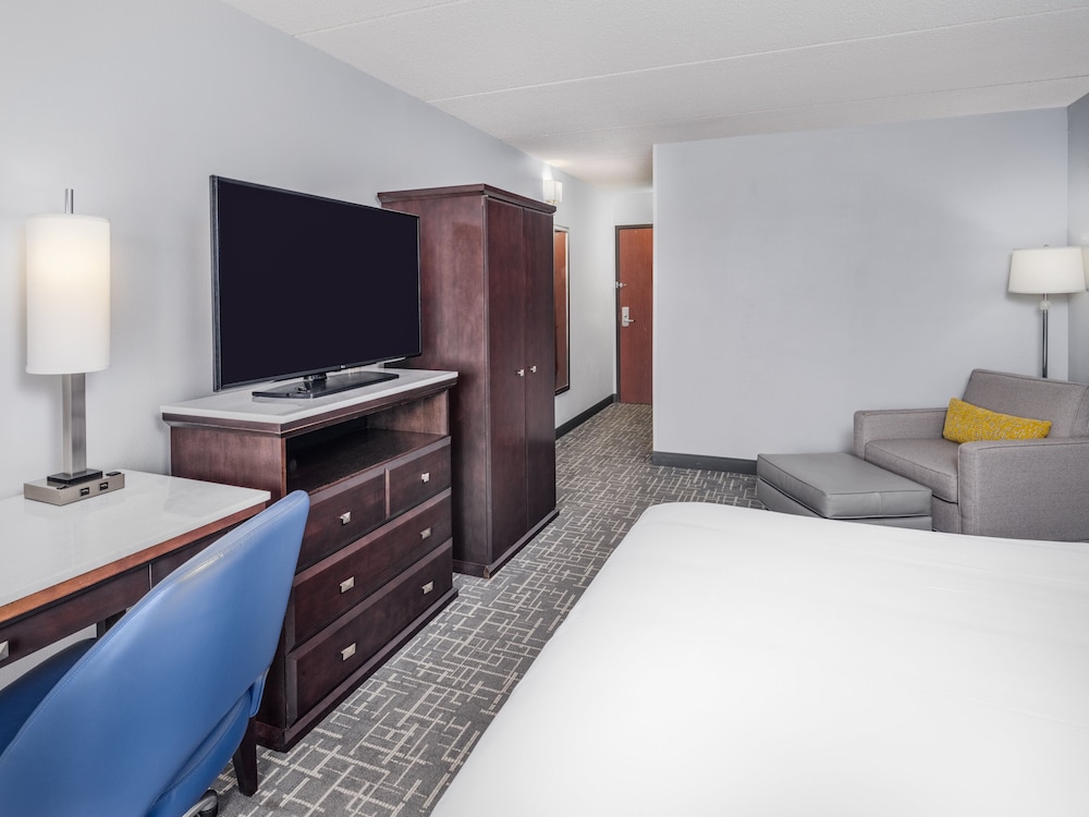 Crowne Plaza Milwaukee Airport by IHG - photo 22