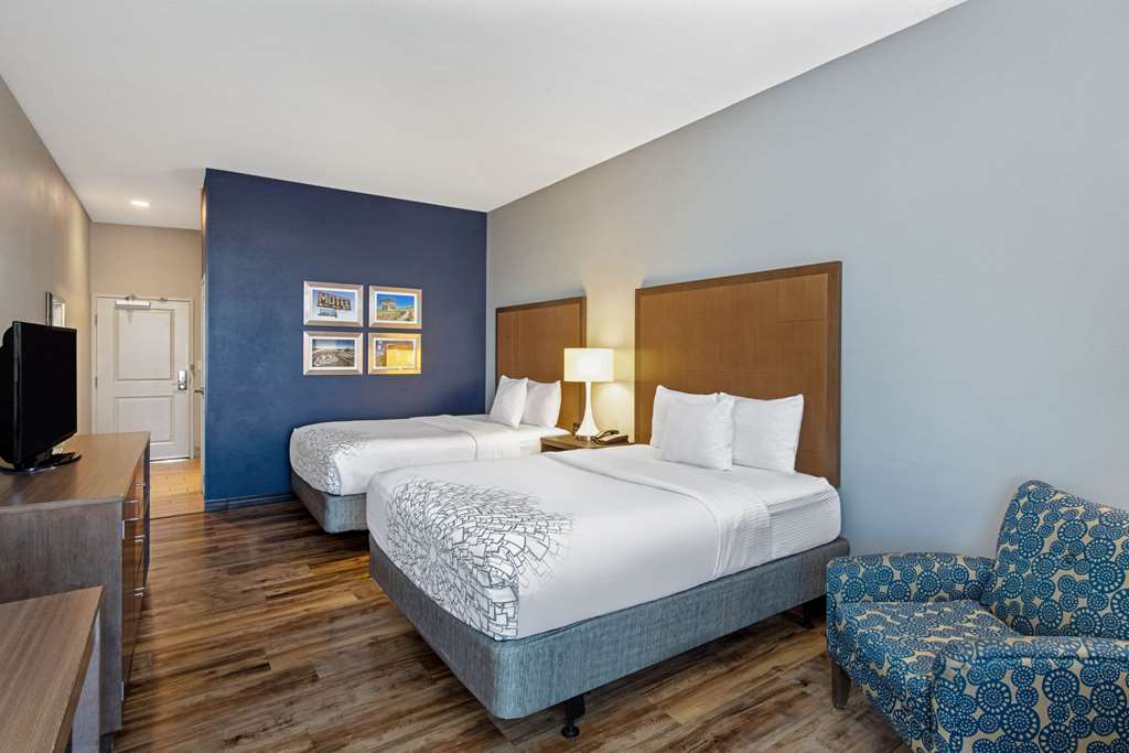 La Quinta Inn & Suites by Wyndham Kingman - photo 19
