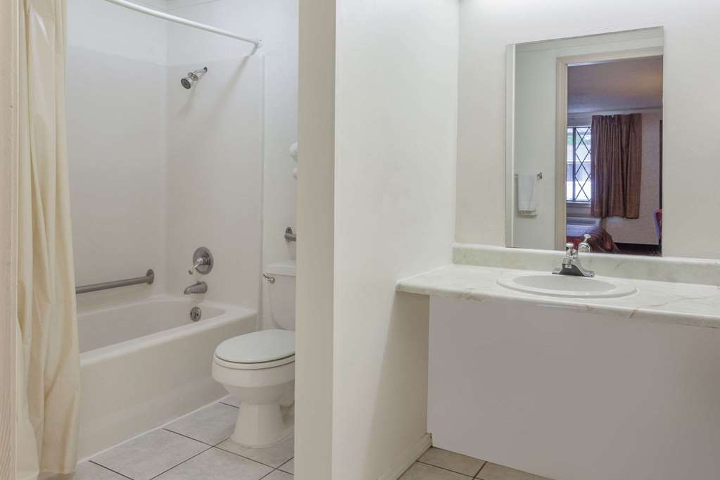 Knights Inn Farmington Hill - photo 9