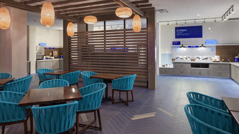 Holiday Inn Express & Suites Orlando at SeaWorld by IHG - photo 47