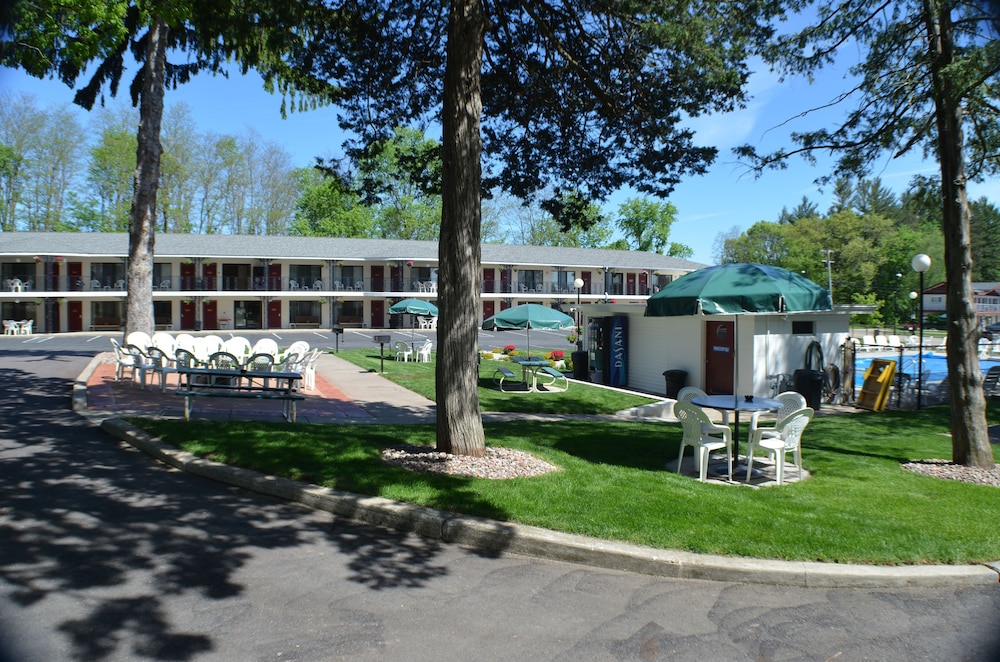 Amber's Inn & Suites - photo 46