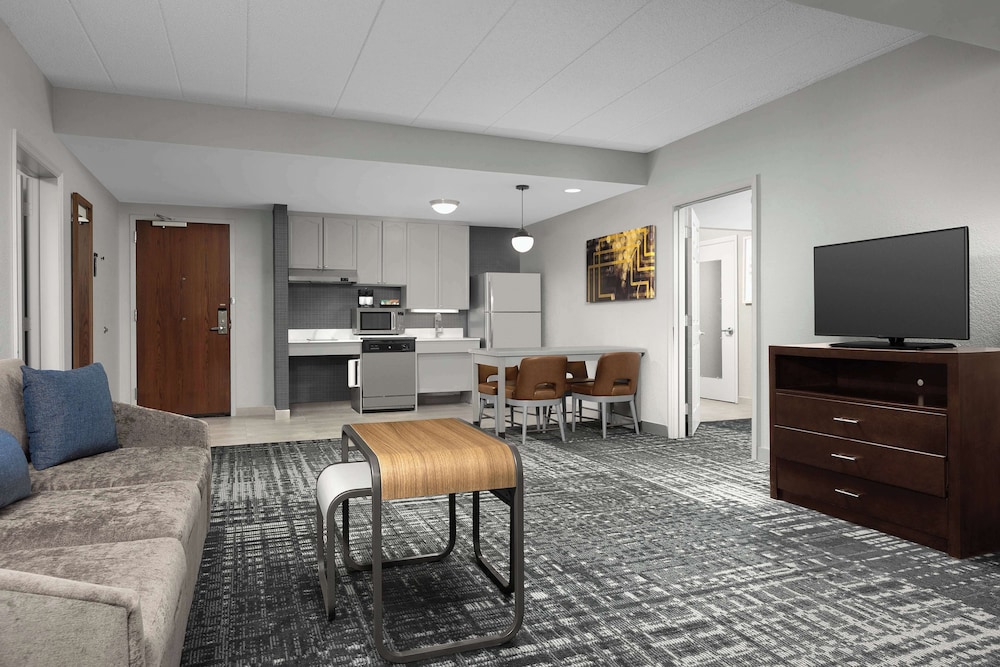 Homewood Suites by Hilton Reading - photo 22