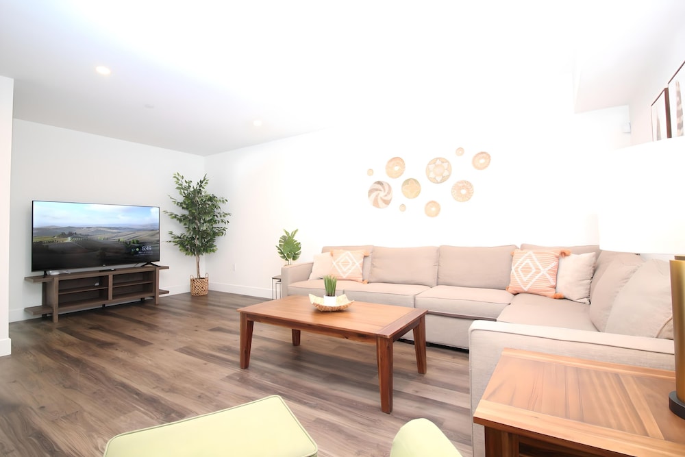 Los Angeles Premium City Suites Free Secured Parking - photo 4