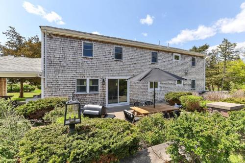 Stay On The Cape Vacation Rentals: Immaculate Home 2 Acres Short Walk To Beach — 4-Star Luxury Hotel in Bourne, United States