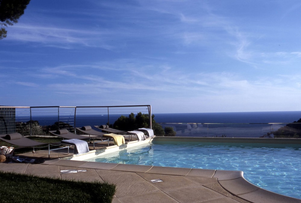 Agriturismo Uliveto Saglietto — 4-Star Luxury Hotel in Imperia, Italy