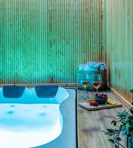Amelia Jacuzzi Maisonette Ath Center — 4-Star Luxury Hotel in Athens, Greece