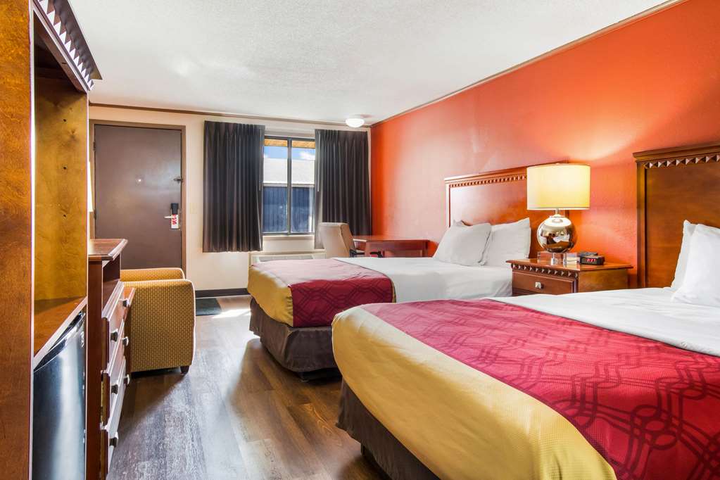 Econo Lodge Norwalk - photo 12