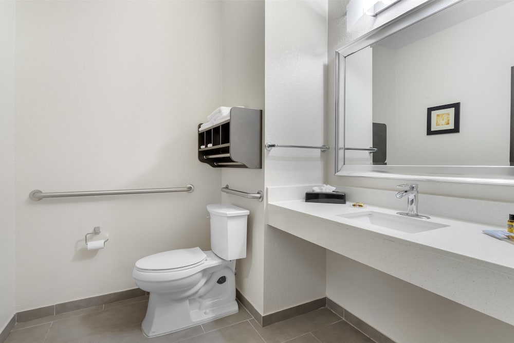 Best Western Plus Waller Hotel - photo 35