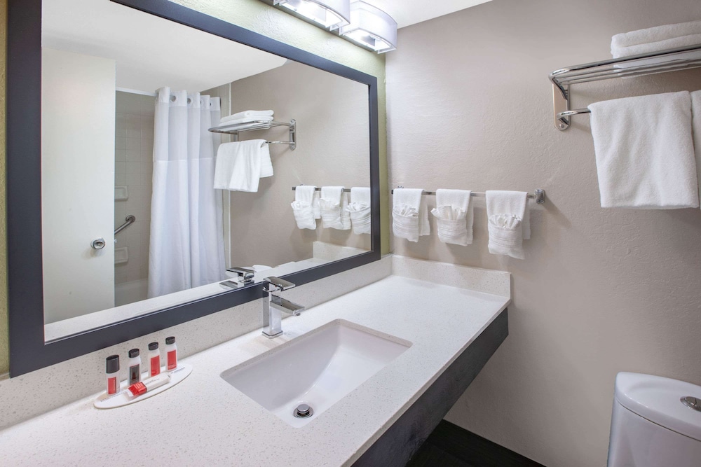 Baymont Inn & Suites Grand Rapids Near Downtown - photo 8