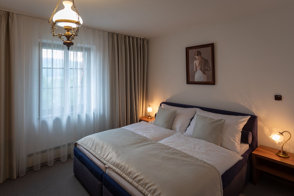 Hotel Zámeček Pod Hradem Starý Jičín 111 — hotel in Stary Jicin