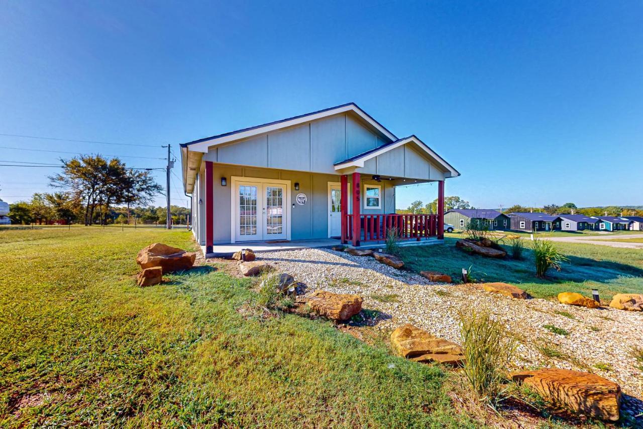 2BR Near Lake Eufaula with Fire Pit Grill and Porch — hotel in Eufaula