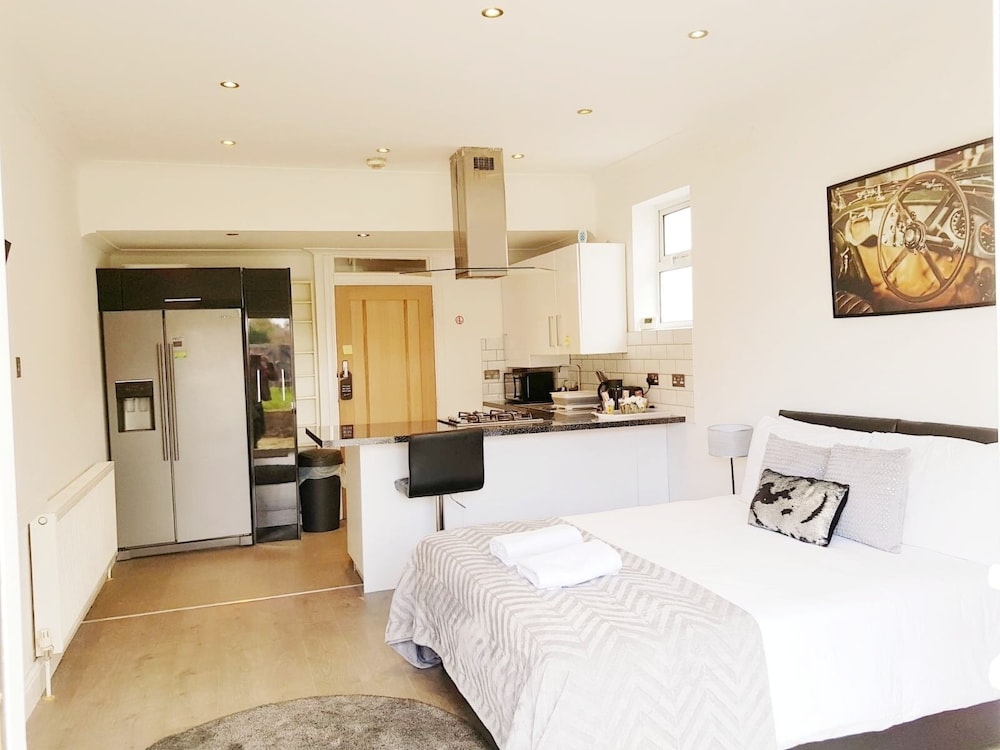 Cogie Abode in Enfield Town, United Kingdom