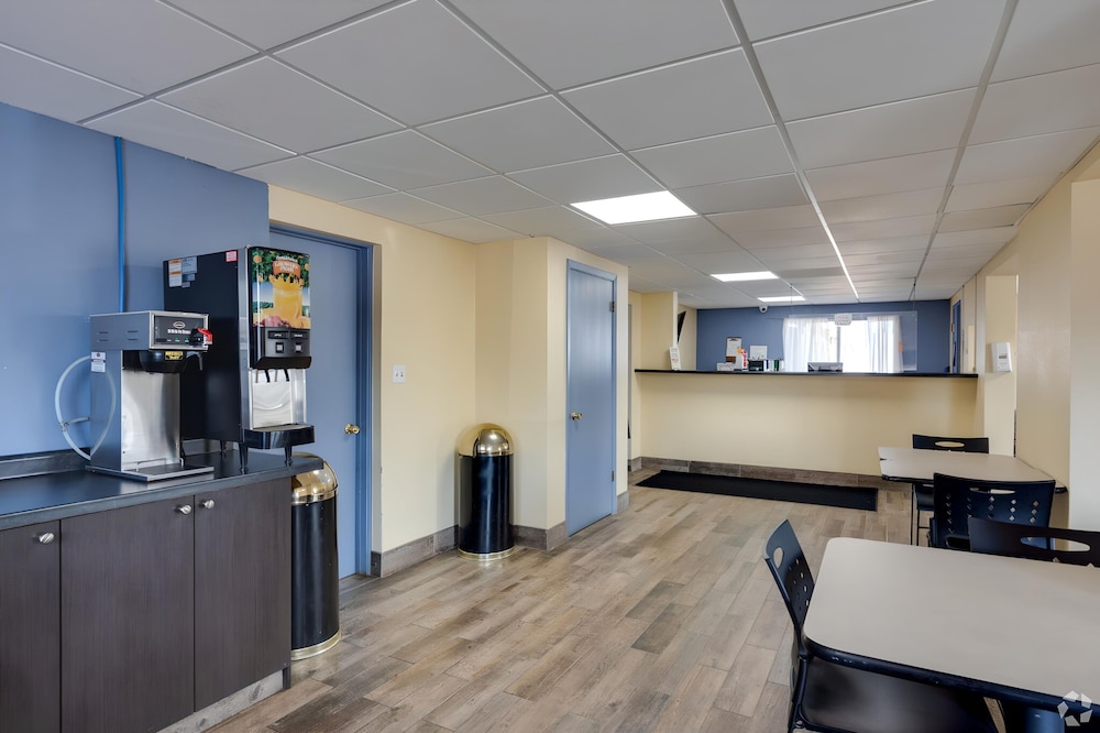 I 80 Inn & Suites - photo 10