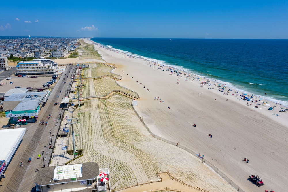 Boardwalk Hotel Charlee & Beach House Rentals - photo 54