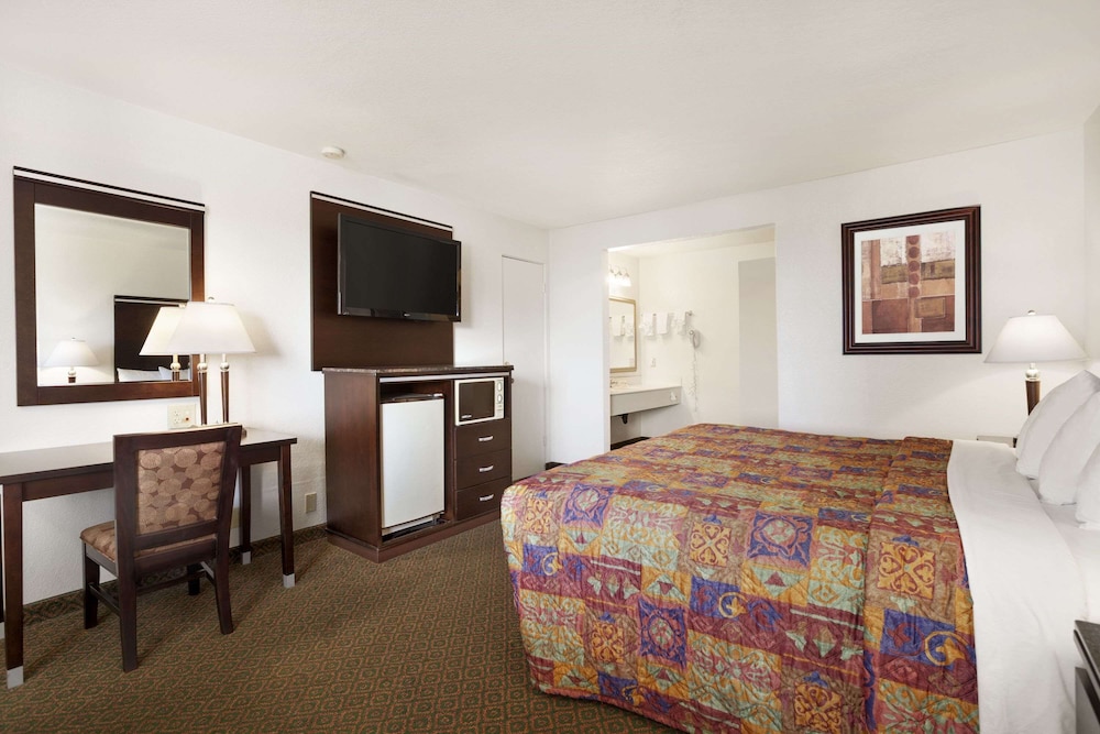 Days Inn by Wyndham Oceanside - photo 9