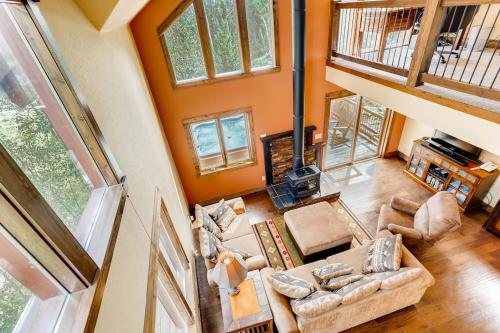 Immaculate Mountain Home Surrounded by Pine Trees with Hot Tub Claim Jumper Getaway — 4-Star Luxury Hotel in Alma, United States