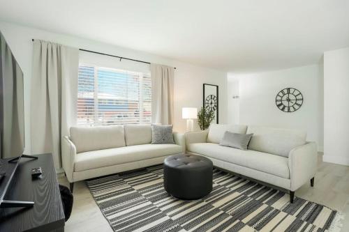 5 Bedrooms Stylish and Modern Home Pets Welcome — 4-Star Luxury Hotel in Arvada, United States
