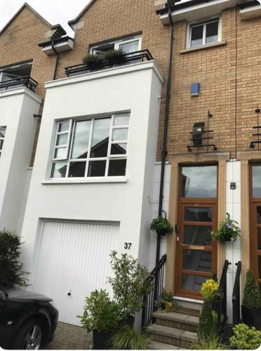 Beautiful 4 bedroom Townhouse minutes from Belfast City Centre — 4-Star Luxury Hotel in Belfast, United Kingdom