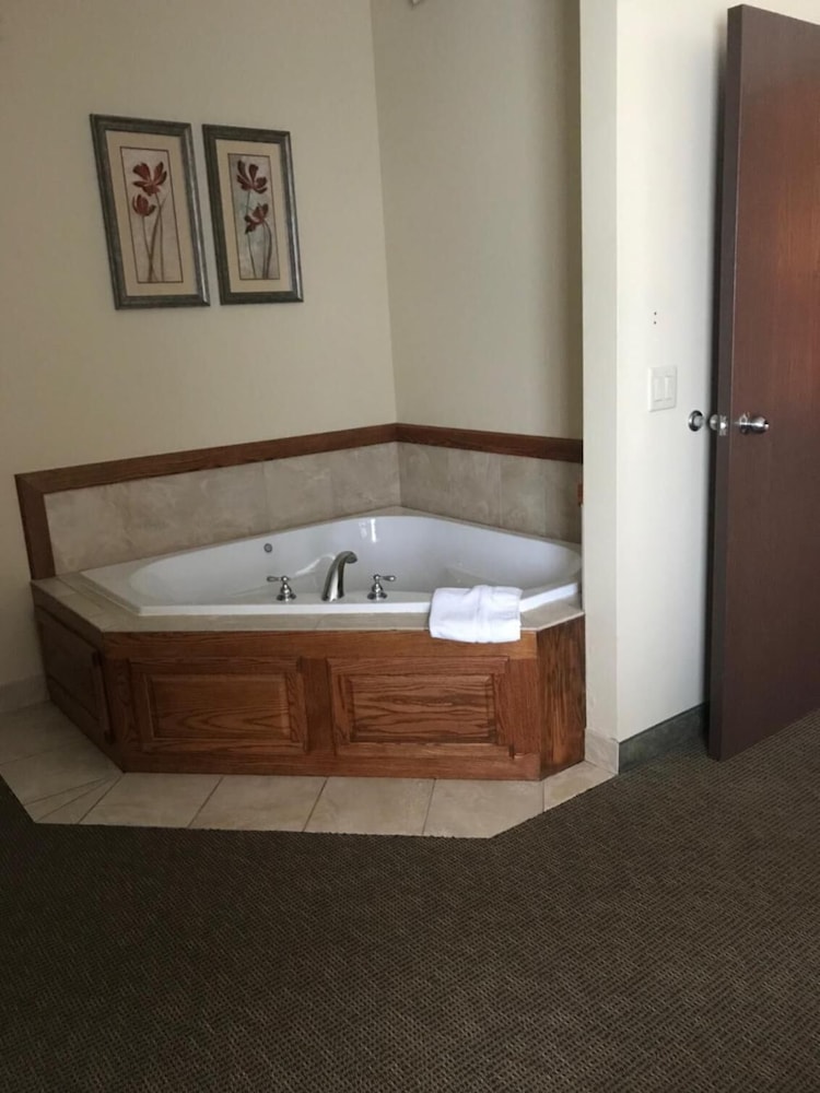 Randolph Inn and Suites - photo 26