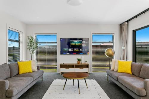 Taupo New Retreat Stylish Convenient and Gully track to the lake in Taupo, New Zealand