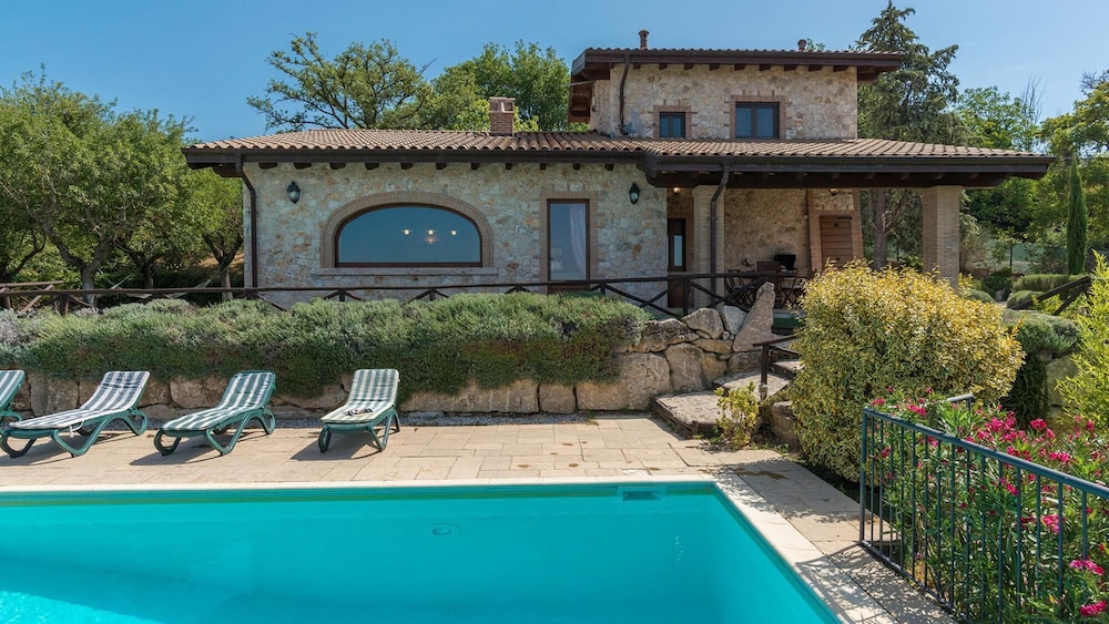 Il Casale Del Nonno 8&2 Emma Villas — 4-Star Luxury Hotel in Guardea, Italy