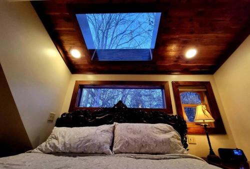 White Lotus Suite — 4-Star Luxury Hotel in Stanardsville, United States