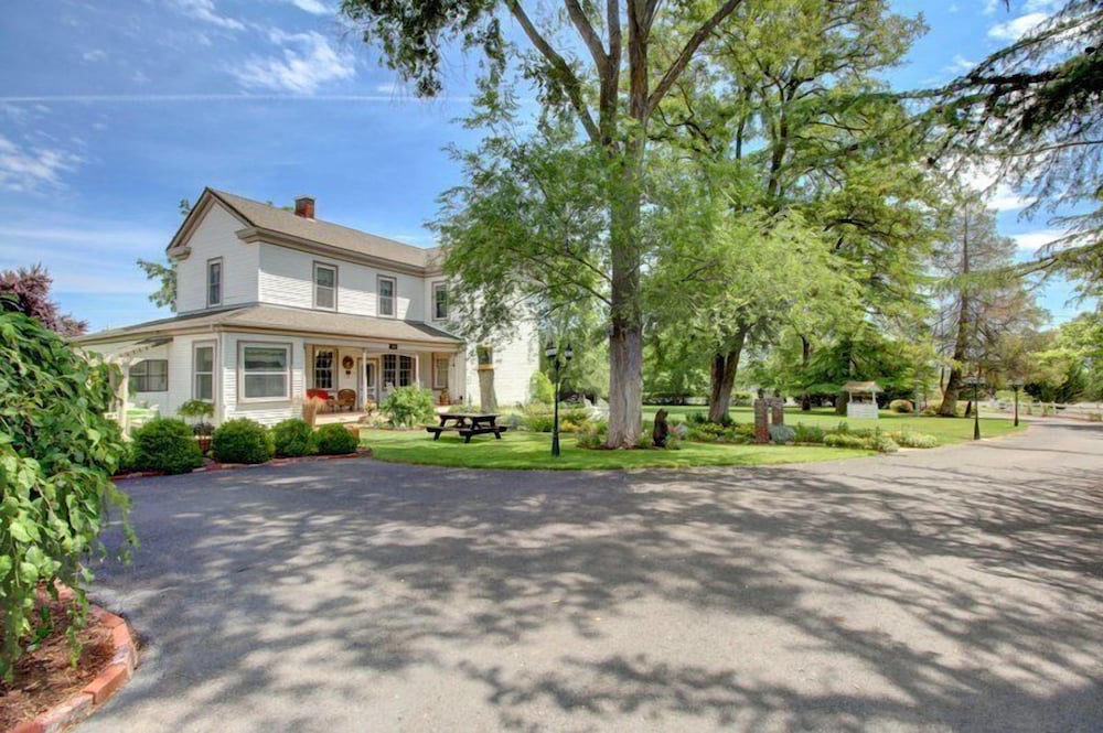 Bybee's Historic Inn - photo 90