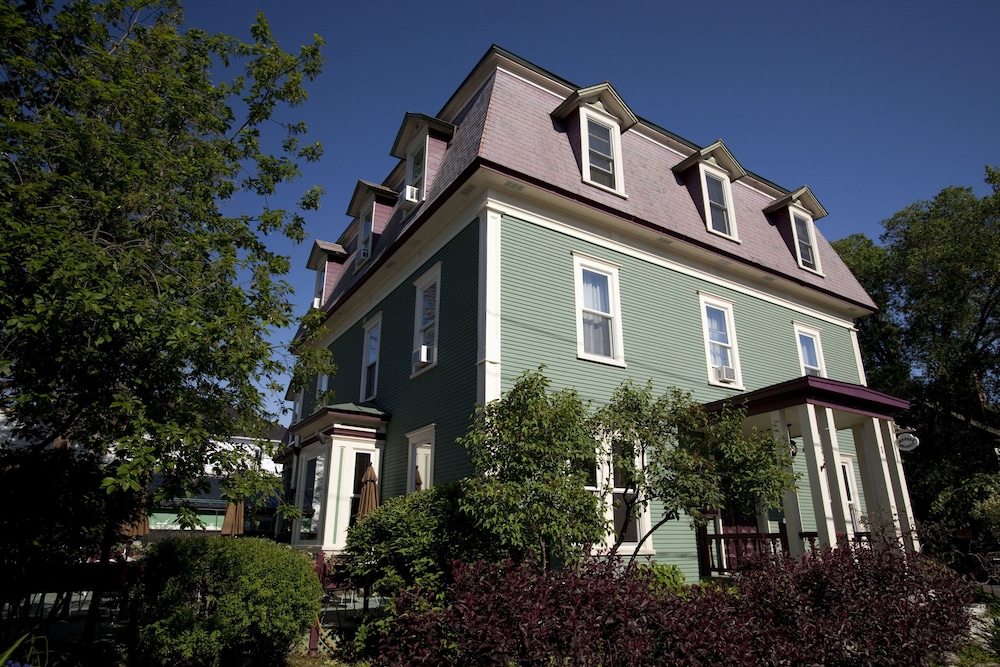 Le Pleasant Hôtel & Café - carbon neutral hotel in Sutton