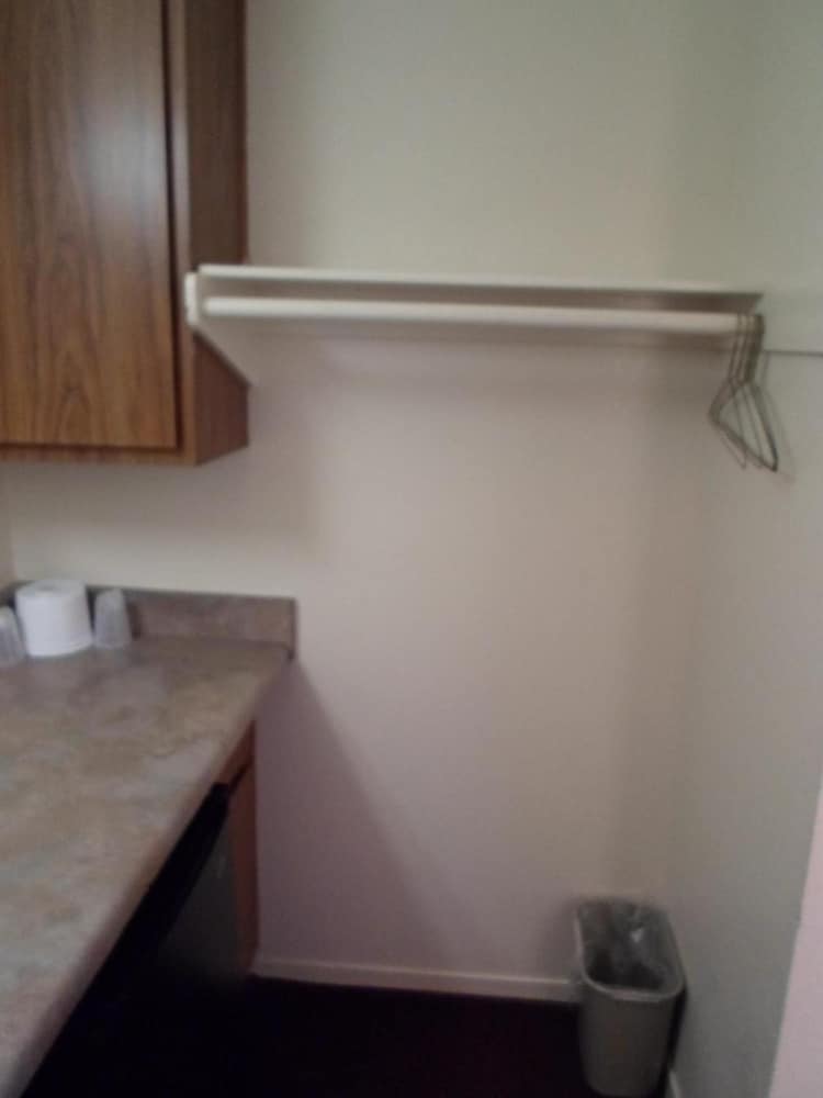 E Z 8 Motel Newark - photo 24