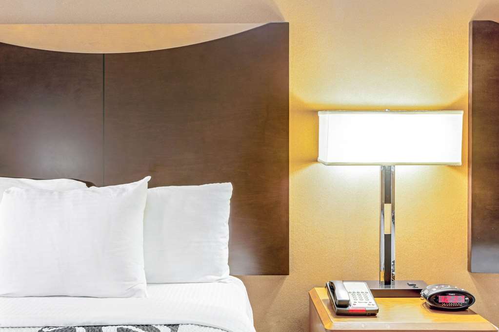 La Quinta Inn & Suites by Wyndham Manassas Battlefield - photo 21