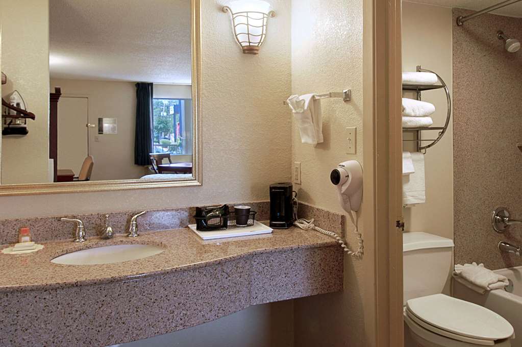Days Inn by Wyndham Memphis at Graceland - photo 33