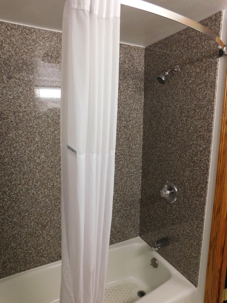Days Inn by Wyndham West Branch Iowa City Area - photo 16