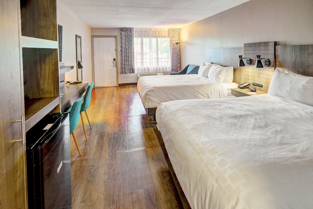 Clarion Pointe Downtown Gatlinburg - photo 22