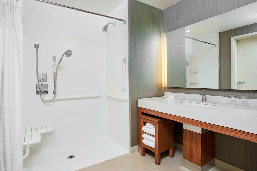 Courtyard by Marriott Erie Bayfront - photo 33