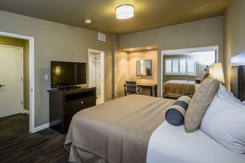 Lions Gate Hotel - photo 7
