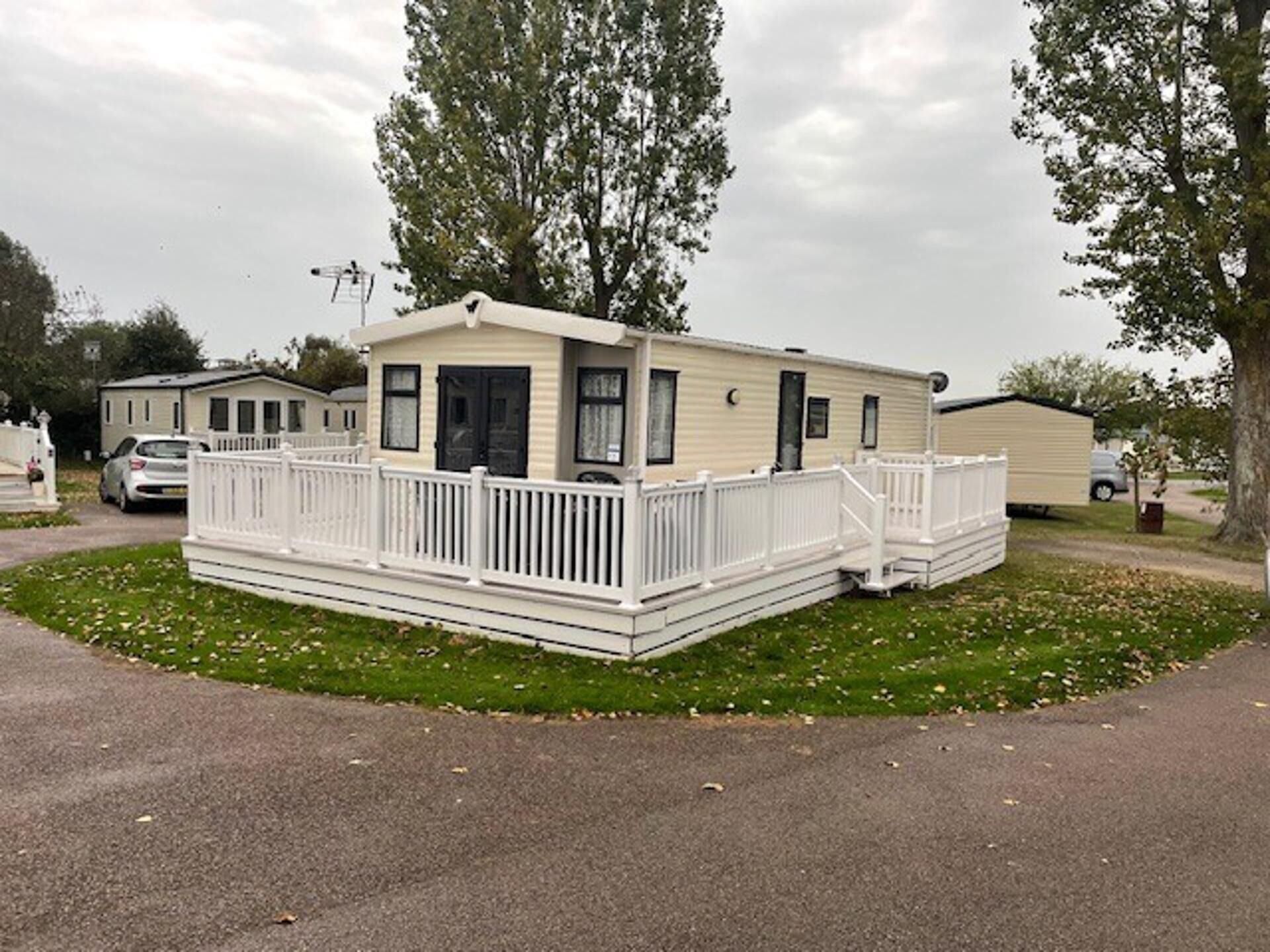 Premium 2 bed Caravan Sleeps 6 With Huge Decking — hotel in Clacton-On-Sea