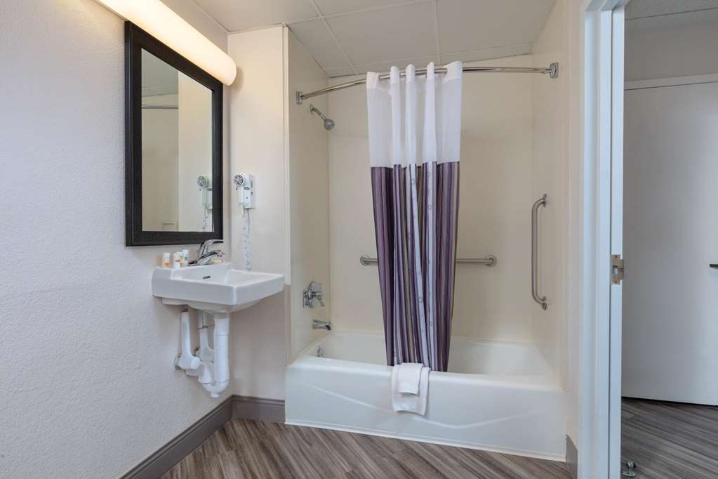 La Quinta Inn & Suites by Wyndham Clifton Rutherford - photo 12