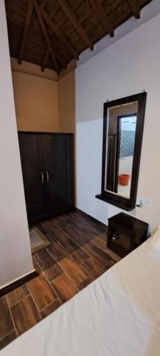 Golden hut resort - last minute hotel in Kalinagar