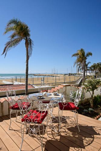 Casa Giolì a pochi passi dal mare — 4-Star Luxury Hotel in Marina Di Ragusa, Italy