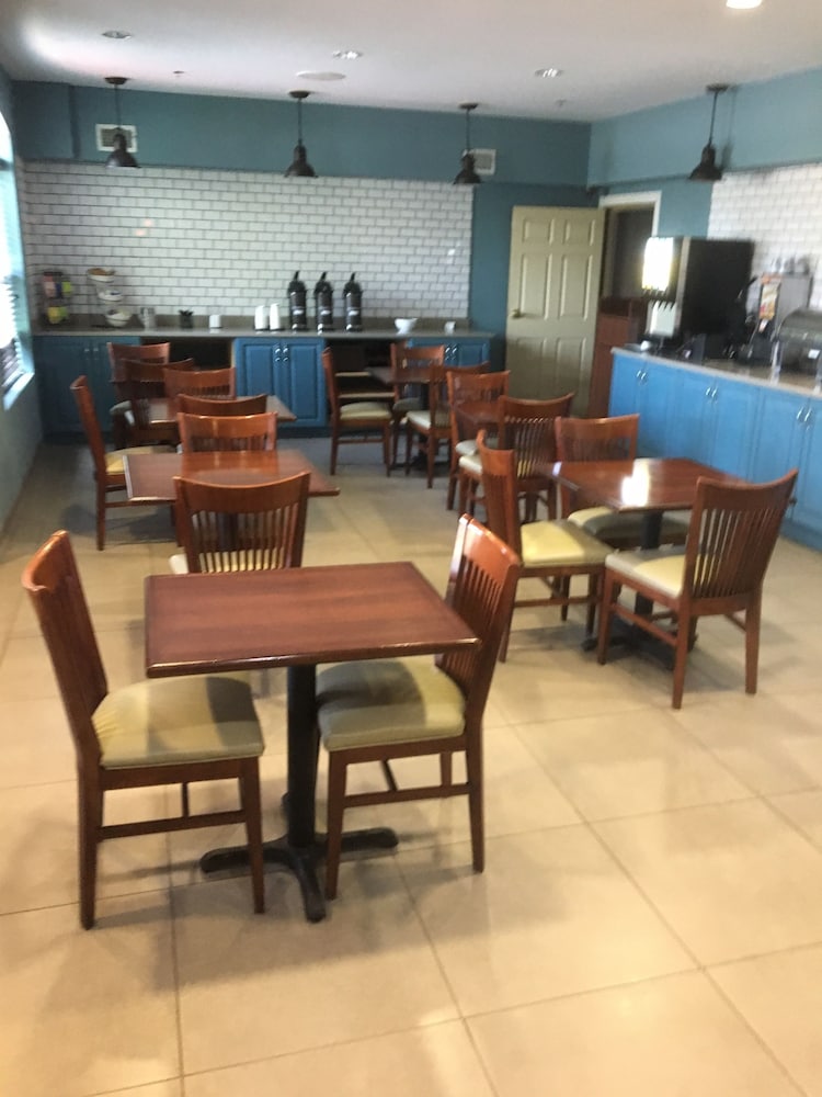 Country Inn & Suites by Radisson Sumter SC - photo 13