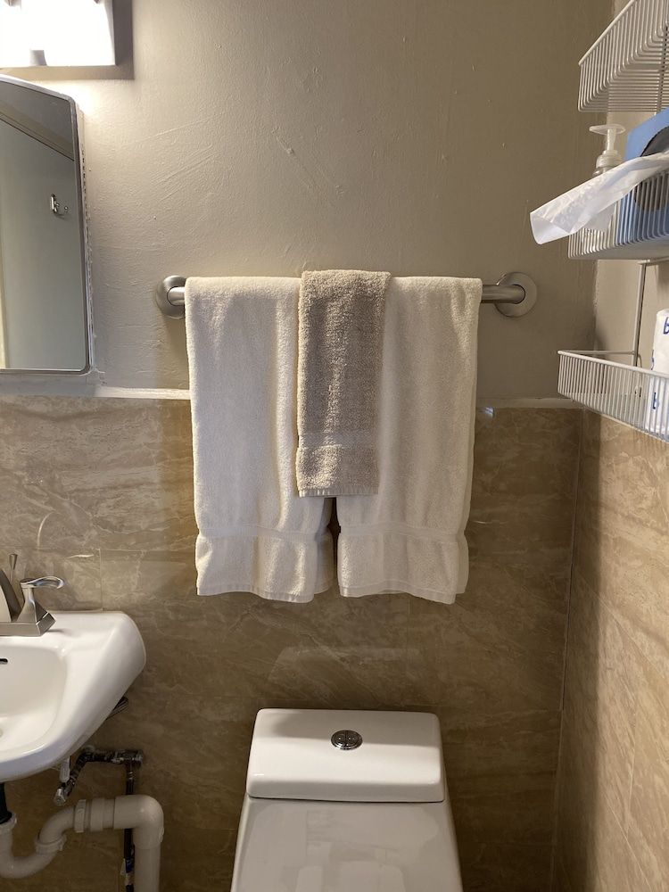 Rainbow Inn & Cottages - photo 10
