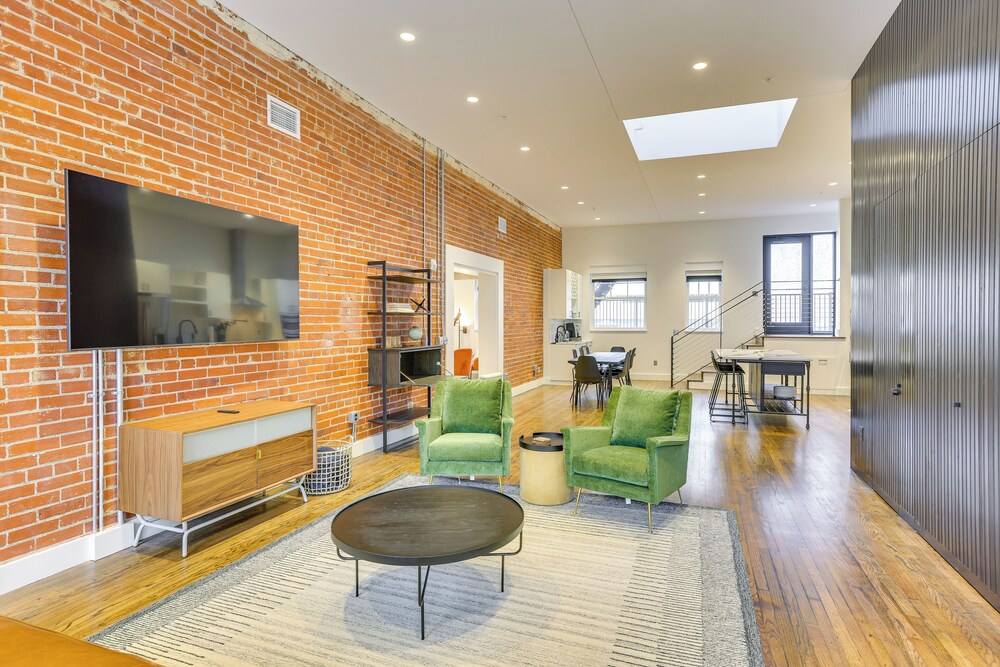Downtown Omaha Getaway w Deck & Gas Grill — 4-Star Luxury Hotel in Omaha, United States