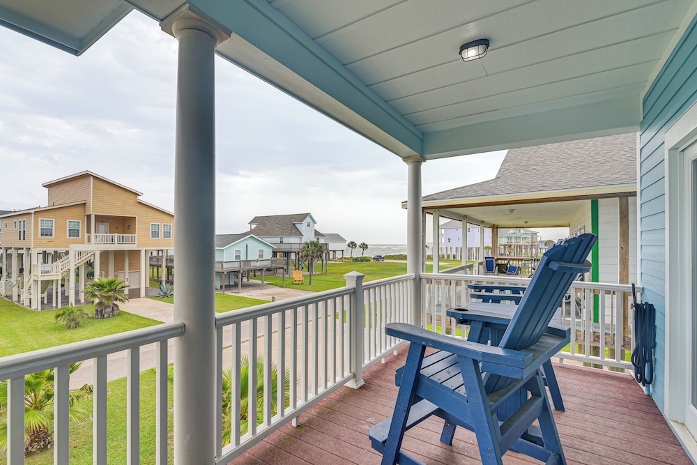 Steps From Gulf Freeport Home with Water Views — 4-Star Luxury Hotel in Freeport, United States