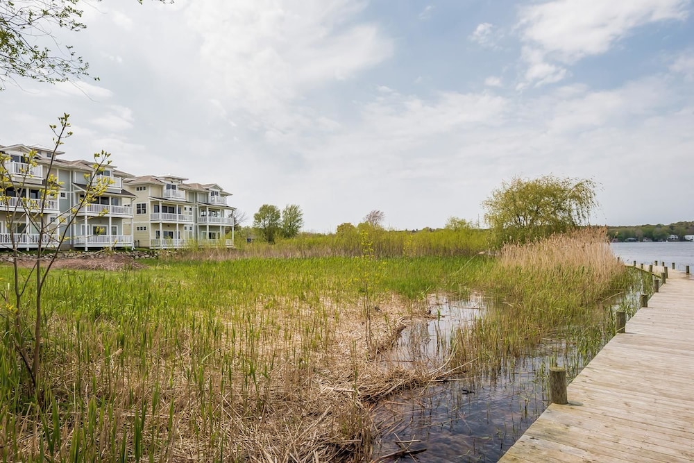 Overlooks Kalamazoo Lake and Saug walk to Douglas — 4-Star Luxury Hotel in Douglas, United States